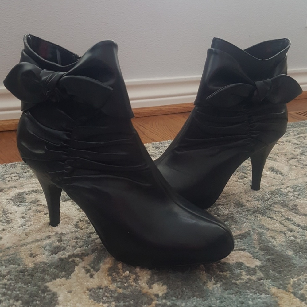 Nine West women's black booties size 8.5
